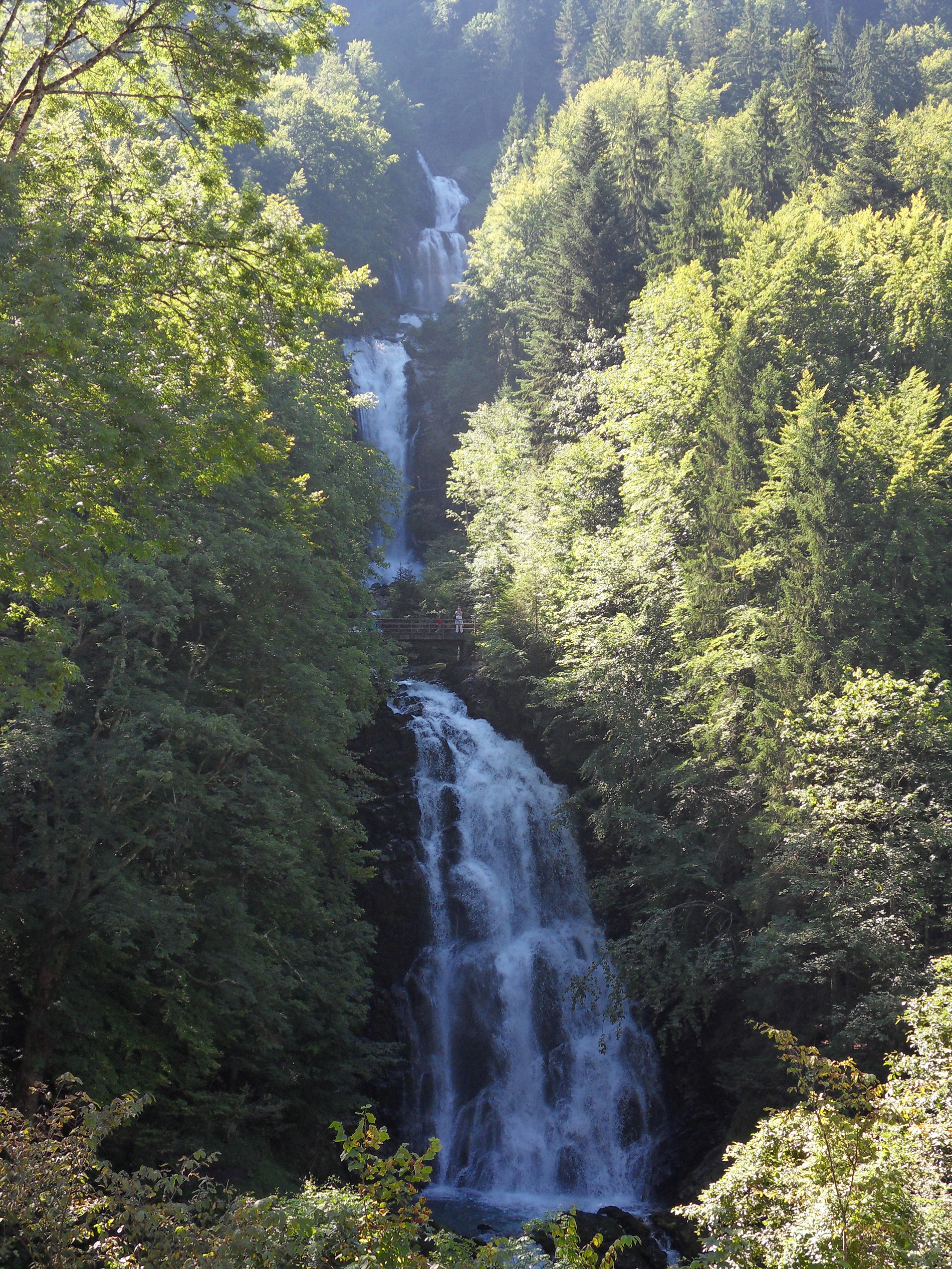DARSHAN mit GOTT: Giessbach-Wasserfälle beim Brienzersee, Desktopbild (Hochformat)